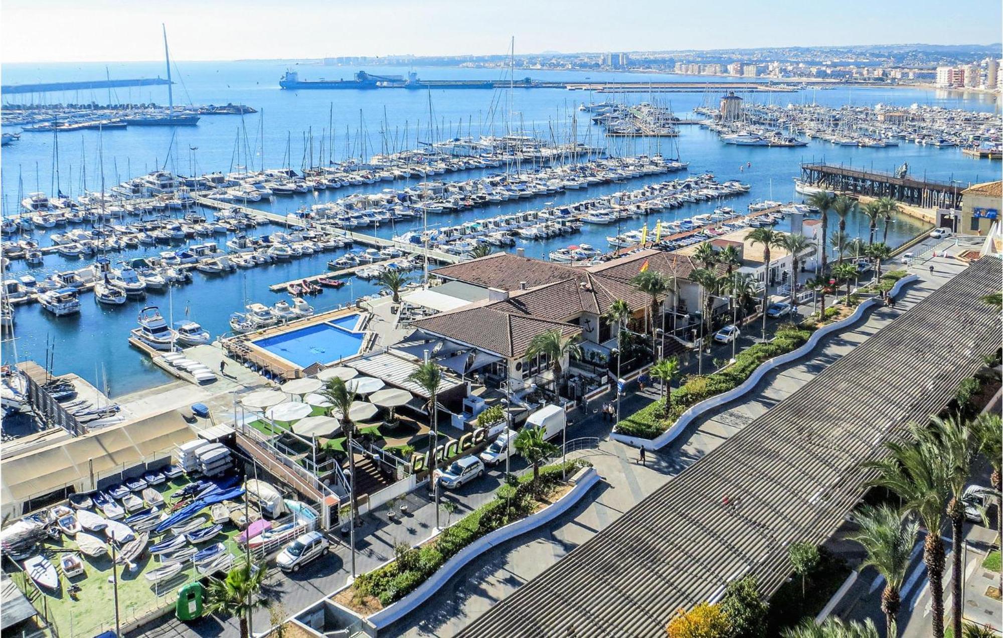 2 Bedroom Stunning Apartment In Torrevieja Exterior foto